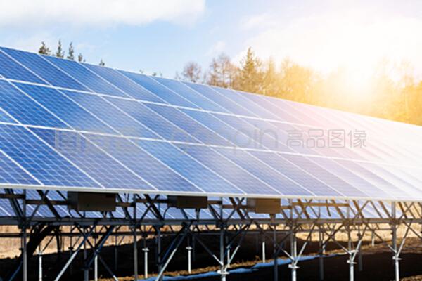 太陽能與風能發電 雙輪驅動的清潔能源未來